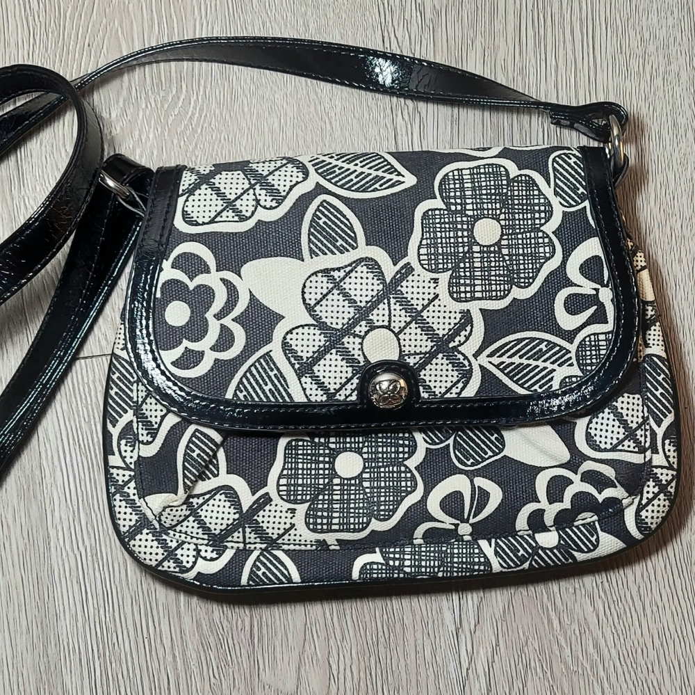 Relic Brand Boho Black & White Flowered Purse. Pre-owned.